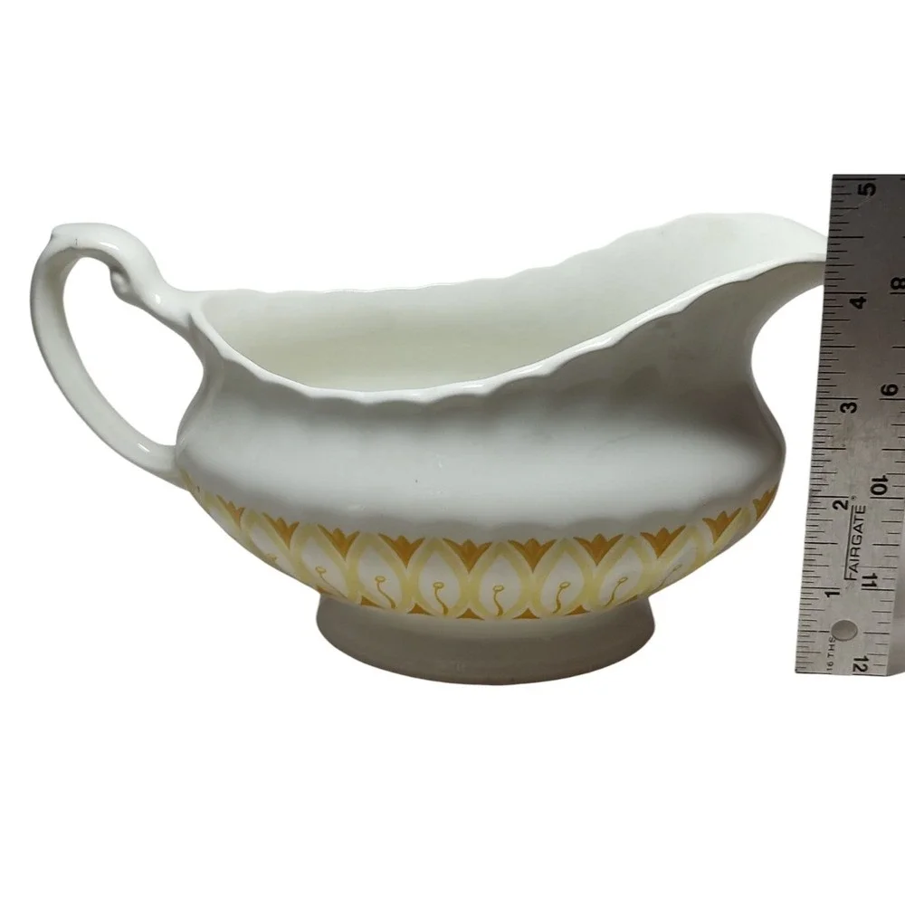J and G Meakin Gravy Boat Classic White Yellow Gold English‎ Cottage Scalloped